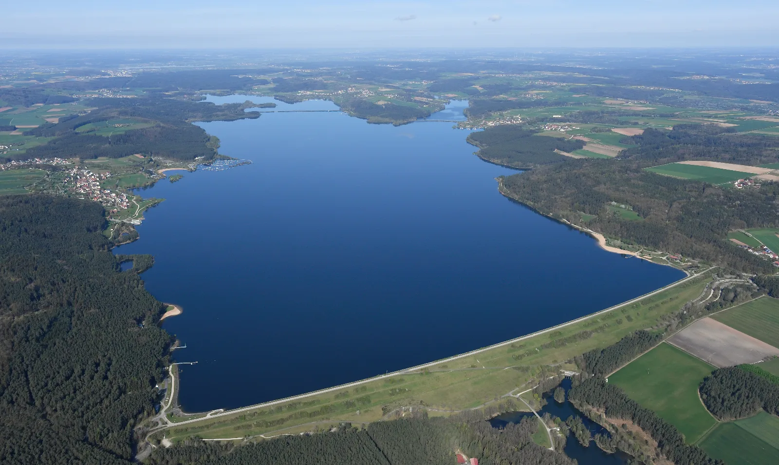 Der Große Brombachsee aus der Luft, umgeben von grünen Ufern